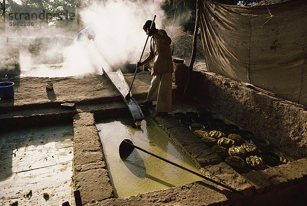 Zuckerrohr Saft in Zucker gekocht wird  nach der Ernte von Zuckerrohr  Gujarat Zustand  Indien  Asien