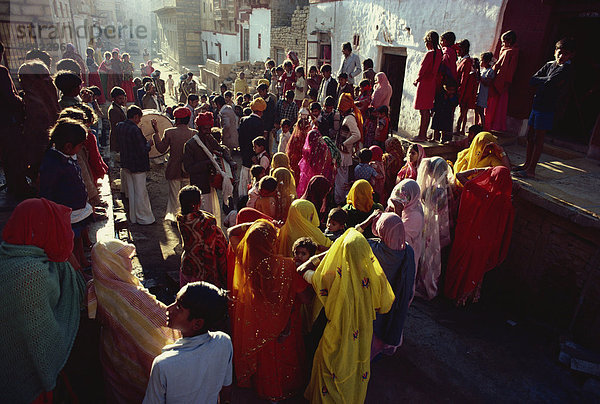 Familie und Freunde zusammen  um eine Braut und Bridgroom zu ihrer Hochzeit  Jaisalmer  Rajasthan Indien  Asien zu begleiten