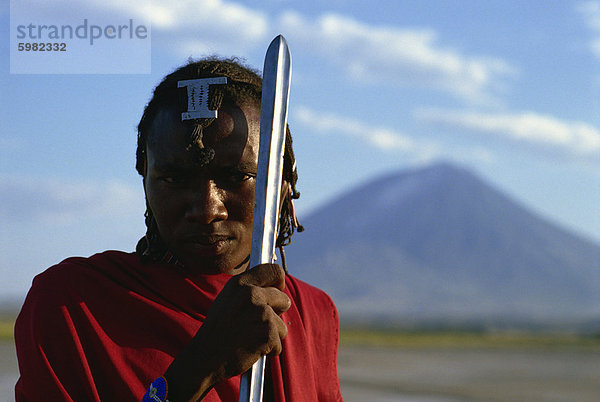 Masai Moran mit Lengai  die Masai Berg Gottes im Hintergrund  Tansania  Ostafrika  Afrika