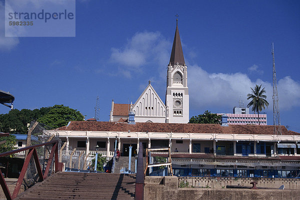 Römisch-katholische Kathedrale und Waterfront Gebäude  Dar-es-Salaam  Tanzania  Ostafrika  Afrika