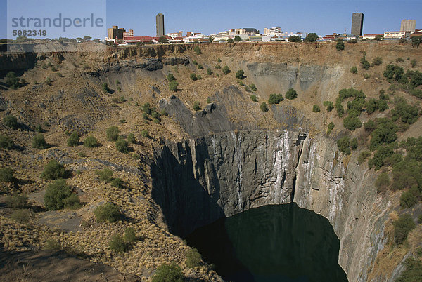 Kimberlit Rohr von hand ausgegraben überflutet Bergbau für Diamanten zwischen 1870 und 1914  jetzt  Big Hole in Kimberley  Südafrika  Afrika