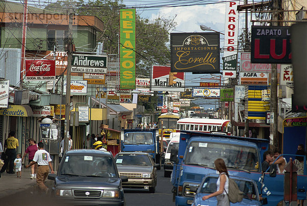 Autos und Schilder in Hauptstraße  Heredia  Central Valley  Costa Rica  Mittelamerika
