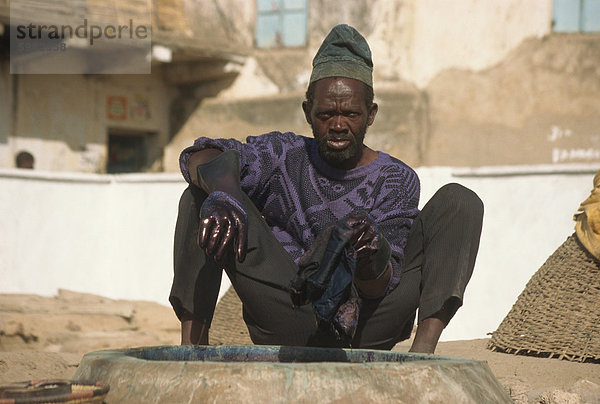 Mann arbeiten bei Kofar Mata färben Gruben  Kano  Nigeria  Westafrika  Afrika