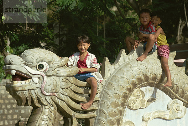 Kinder sitzen auf Drachen  Long Son Pagode  Nha Trang  Vietnam  Indochina  Südostasien  Asien