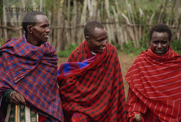 Masai Männer Gesang und Tanz  Ngorongoro Conservation Area  Tansania  Ost-Afrika  Afrika zu beobachten