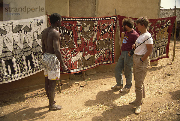 Touristen Batiks  in der Nähe von Korhogo  Côte d ' Ivoire  West Afrika  Afrika gezeigt wird