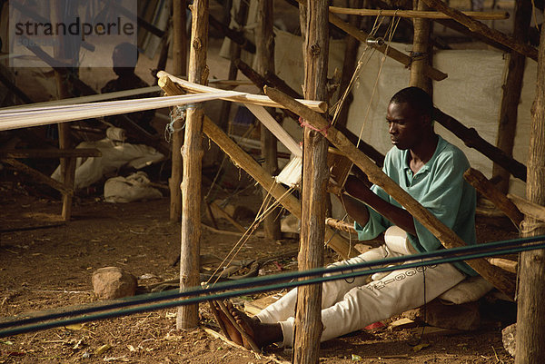 Mann Weben am Webstuhl  in der Nähe von Korhogo  Côte d ' Ivoire  West Afrika  Afrika