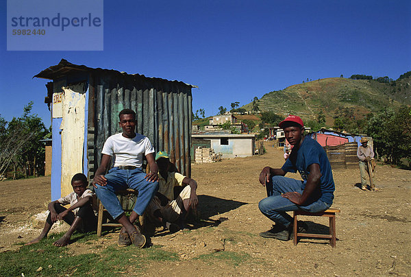 Vier junge Männer  Borlotte Hütte am Dorf von Godet  Haiti  Karibik  Mittelamerika