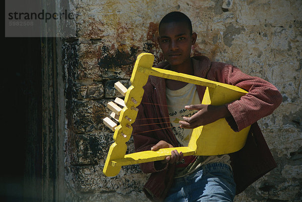 Junge spielen handgemachte Instrument  Mekele  Äthiopien  Afrika