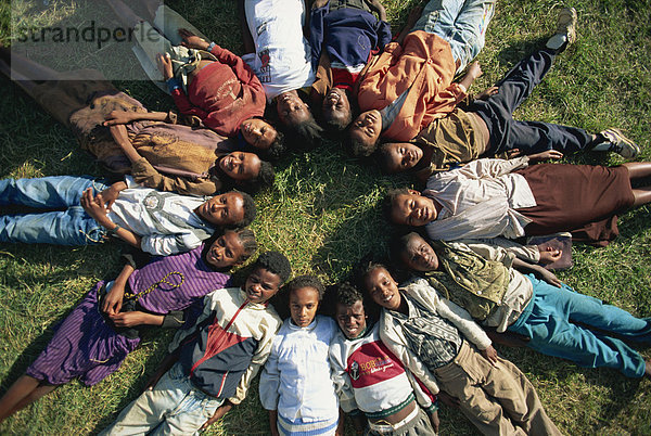 Straßenkinder in Sternentstehung  Addis Abeba  Äthiopien  Afrika liegen