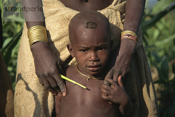 Junge bleibt in der Nähe seiner Mutter  Konso  Äthiopien  Afrika