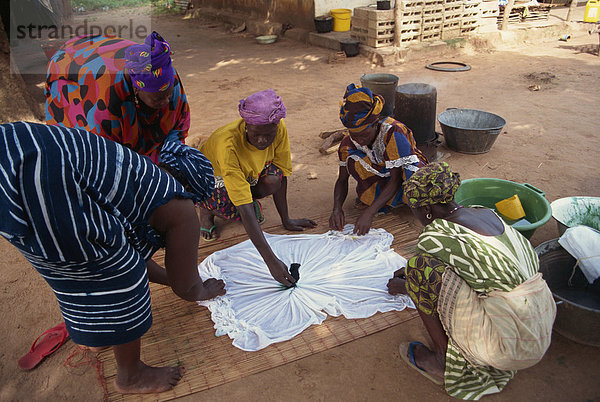 Abbindefärbung  Gambia  Westafrika  Afrika