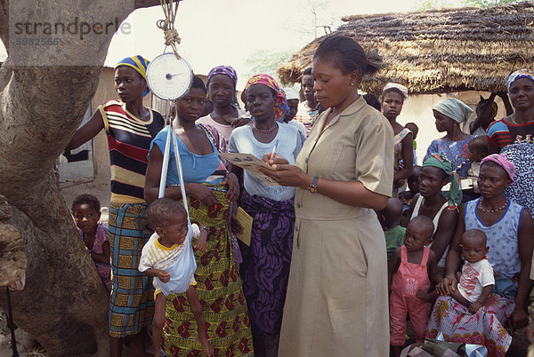 Mit einem Gewicht von Kind  Hilfsprojekt Garinkuka Outreach  Ghana  Westafrika  Afrika