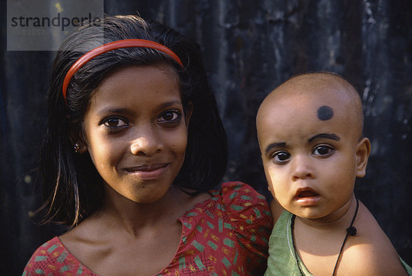 Zwei Kinder in den Slums  Dhaka  Bangladesch  Asien
