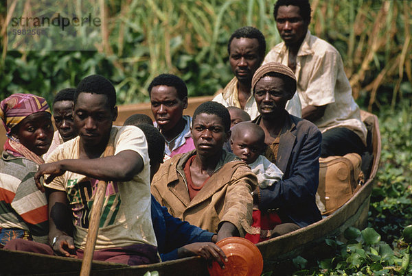 Flüchtlinge überqueren von Ruanda im Juli 1994  Kagenyi Camp  Karagwe  Tansania  Ostafrika  Afrika