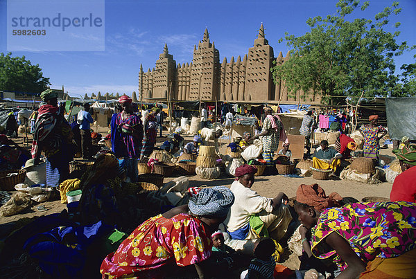 Montag Markt außerhalb der Großmoschee  UNESCO Weltkulturerbe  Djenne  Mali  Westafrika  Afrika