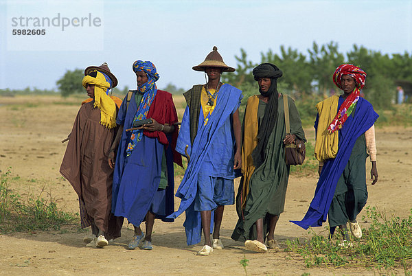 Peul Männer während der Transhumanz  Sofara  Mali  Westafrika  Afrika