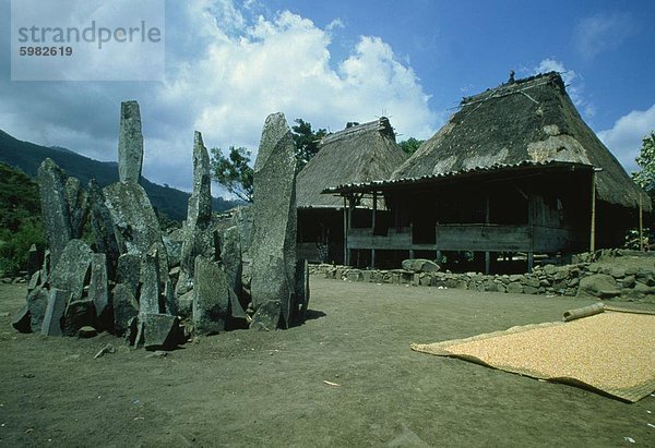 Megalithen in Bena  einem traditionellen Ngada Dorf in der Nähe von Bajawa in zentralen Flores  Timor  Südostasien  Asien