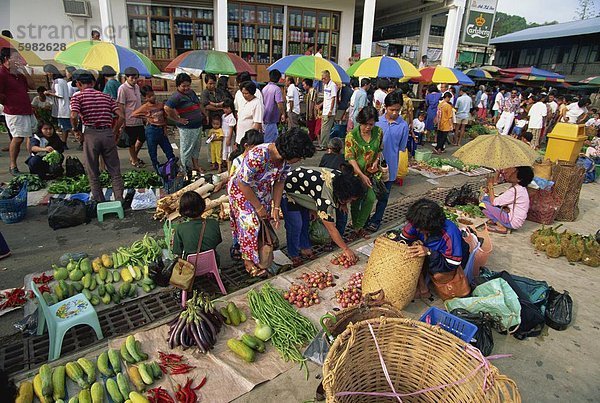 Markt auf der Strasse wo Iban Dayak kommen zu verkaufen produzieren  Kapit  Rejang River  Sarawak  Malaysia  Südostasien  Asien