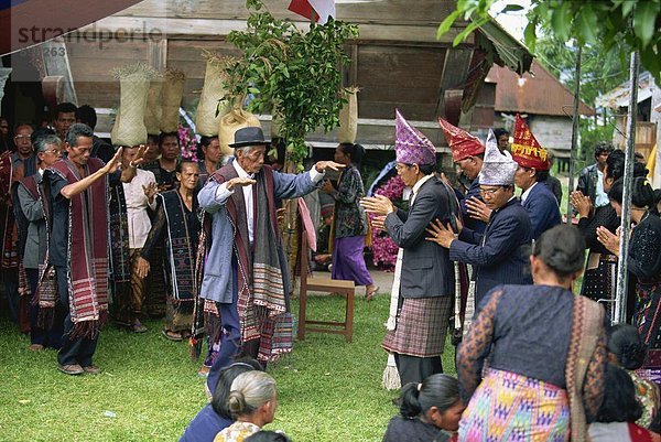 Toba Batak Leute bei der Beerdigung eine wichtige Frau in der Nähe von Tuk Tuk  Insel Samosir  Lake Toba  Sumatra  Indonesien  Südostasien  Asien