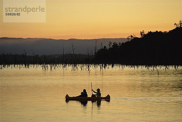 Kanu fahren auf Lake Tinaroo  Atherton Tablelands  Queensland  Australien  Pazifik