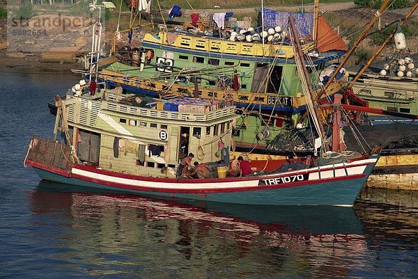 Fischerboote vertäut an der Terengganu bei Kuala Terengganu  Terengganu  Malaysia  Südostasien  Asien