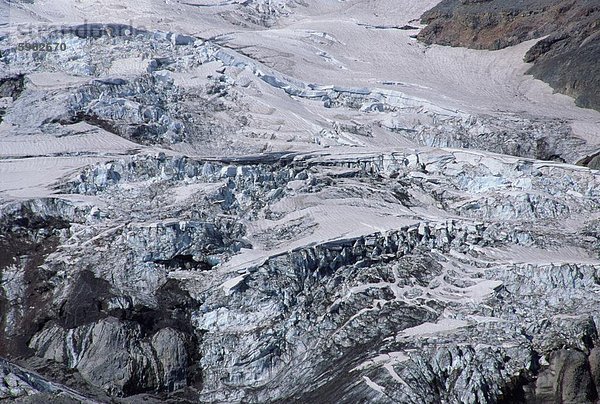 Eis-Fall und crevassing der Nisqually Gletscher vom Gipfel des Vulkans Mount Rainier  Washington Zustand  Vereinigte Staaten  Nordamerika fließt