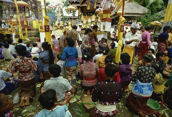 Hinduistischen Anbeter empfangen Weihwasser in Pura Taman Pule-Tempel am Kuningan Day  Mas  Landkreis Gianyar  Bali  Indonesien  Südostasien  Asien