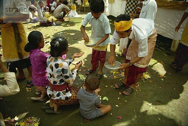 Hinduistischen Anbeter empfangen Weihwasser in Pura Taman Pule-Tempel am Kuningan Day  Mas  Landkreis Gianyar  Bali  Indonesien  Südostasien  Asien