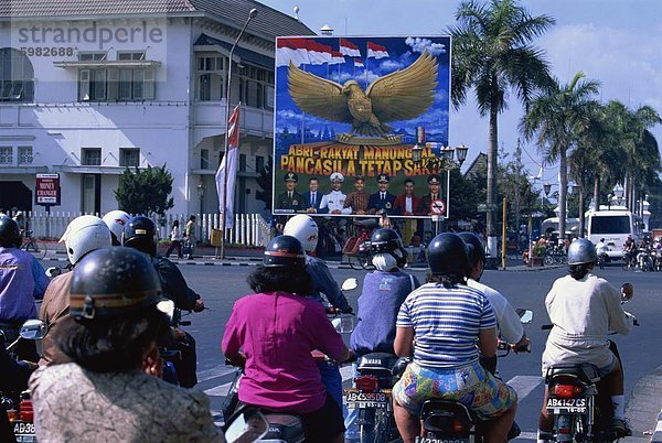 Motorradverkehr in Yogyakarta  Java  Indonesien  Südostasien  Asien