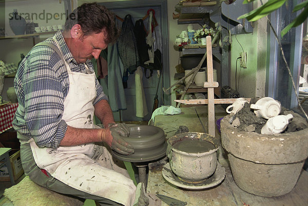 Rad ist am Töpfer arbeitender Mann  Keramik Werkstatt  Korund  Siebenbürgen  Rumänien  Europa