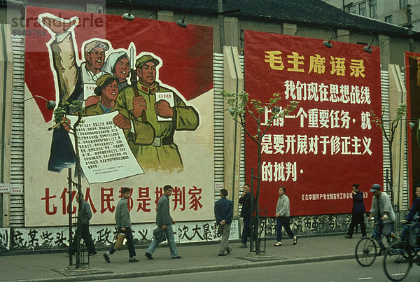 Fotografien von Plakaten an der Nanjing-Straße während der Kulturrevolution 1967 in Shanghai  China  Asien