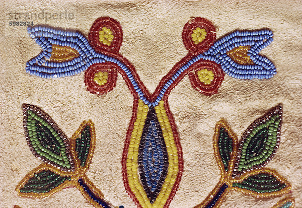 Detail der Blackfoot Handschuhe aus um 1890  Wildleder mit Glasperlen  Robert A. Testudine Collection  Vereinigte Staaten von Amerika  Nordamerika