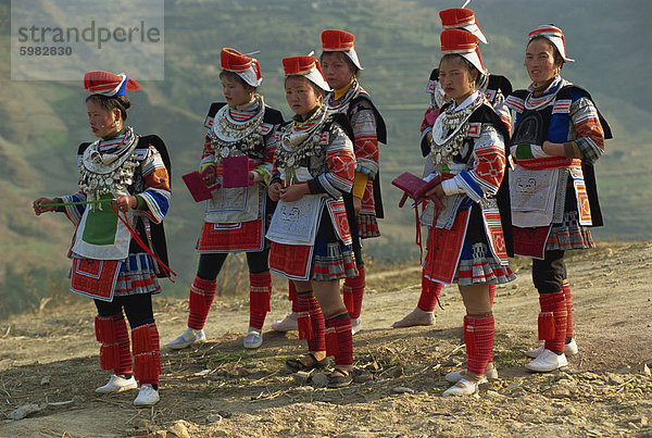 Miao Mädchen in Festival Kleid  Gejia  Guizhou  Guizhou  China  Südostasien