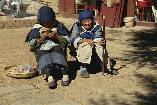 Naxi alte Frauen  Lijiang  Yunnan  China  Asien