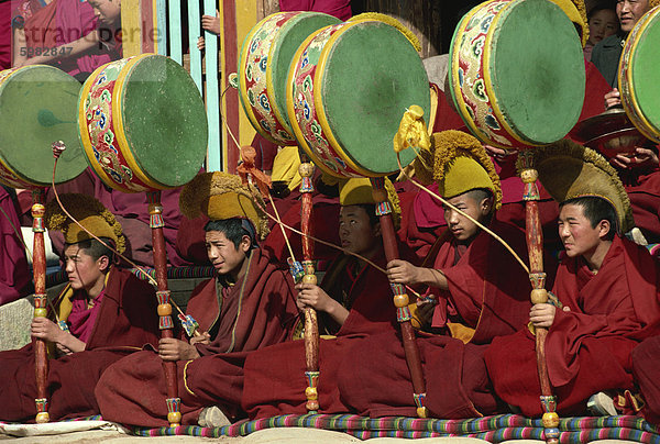 Trommler bei Devil Dances  tibetische gelben Mütze Sekte  Guomarr Kloster  Qinghai  China  Asien