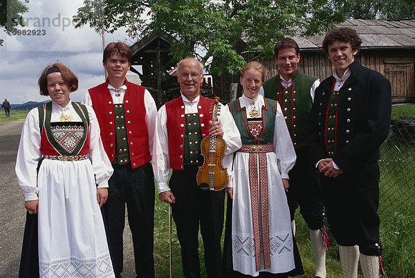 Folk-Gruppe in Tracht  Voss  Norwegen  Skandinavien  Europa