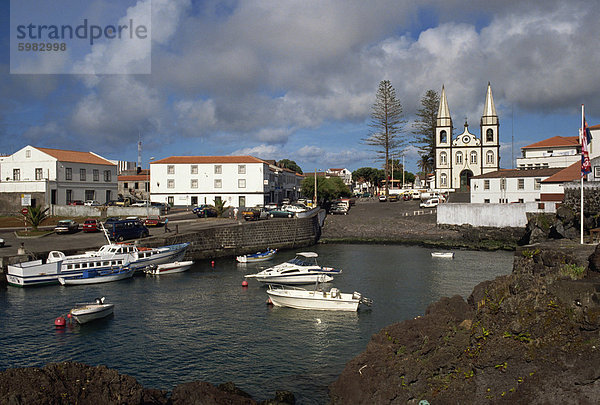 Hafen und Kirche  Madalena  Pico  Azoren  Portugal  Atlantik  Europa