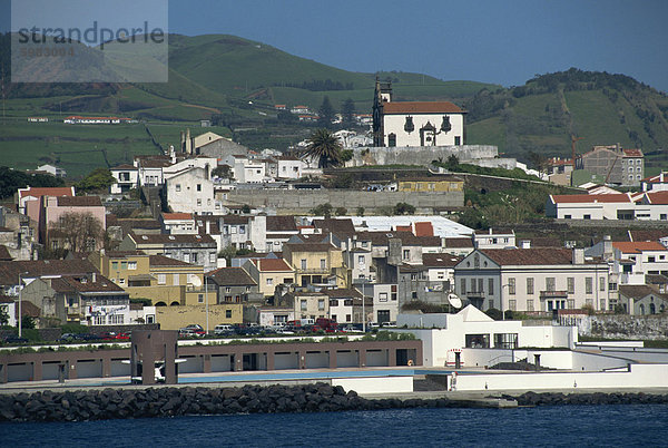 Kirche mit Blick auf die Stadt von Ponta Delgada São Miguel  Azoren  Portugal  Atlantik  Europa