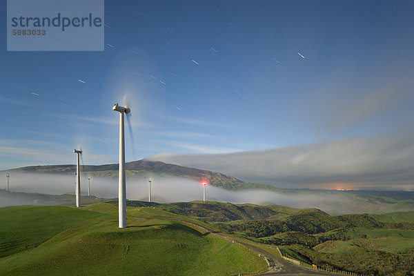 lang langes langer lange Pazifischer Ozean Pazifik Stiller Ozean Großer Ozean neuseeländische Nordinsel Windmühle Windpark Mondschein Neuseeland