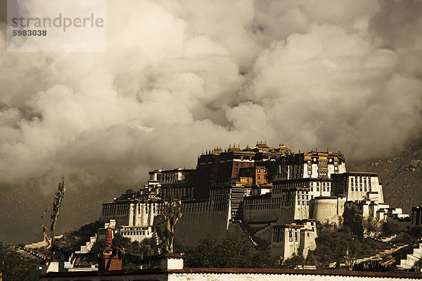 Bild aufgenommen im Jahr 2006 und teilweise abgeschwächt  dramatische Wolken Gebäude hinter der Potala-Palast  UNESCO-Weltkulturerbe  Lhasa  Tibet  China  Asien