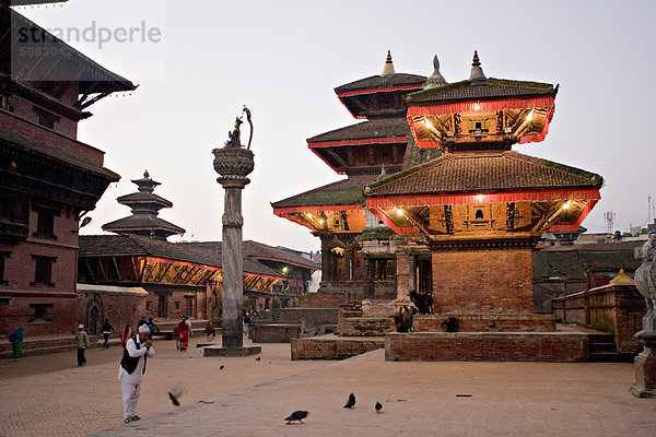 Morgen Gottesdienst  Durbar Square  UNESCO Weltkulturerbe  Patan  Kathmandu  Nepal  Asien