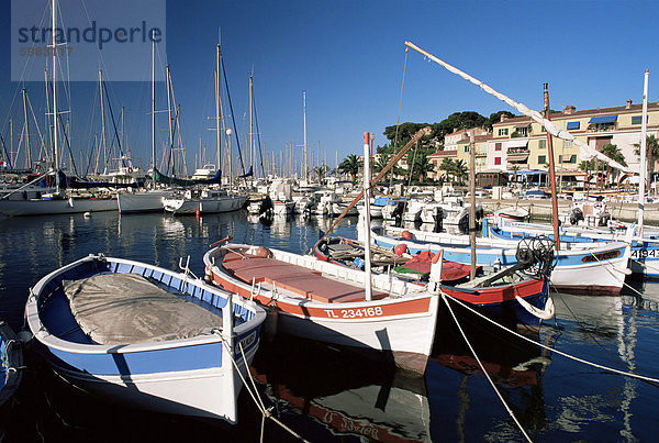 Fischerboote im Hafen  Sanary-Sur-Mer  Var  Cote d ' Azur  Provence  Frankreich  Mediterranean  Europa