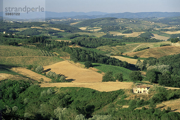 Blick über Agrarlandschaft  San Gimignano  Toskana  Italien  Europa