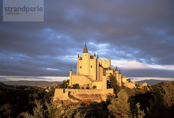 Das Alcazar bei Sonnenuntergang  Segovia  Castilla y Leon  Spanien  Europa