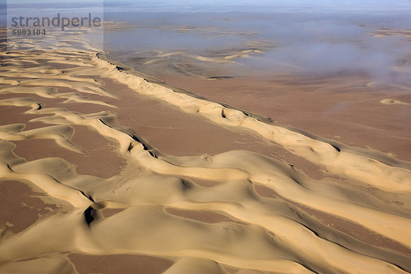 Luftaufnahme von Sanddünen  Skeleton Coast Nationalpark  Namibia  Afrika