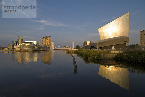 Lowry Centre und Imperial War Museum North  Salford Quays  Manchester  England  Vereinigtes Königreich  Europa