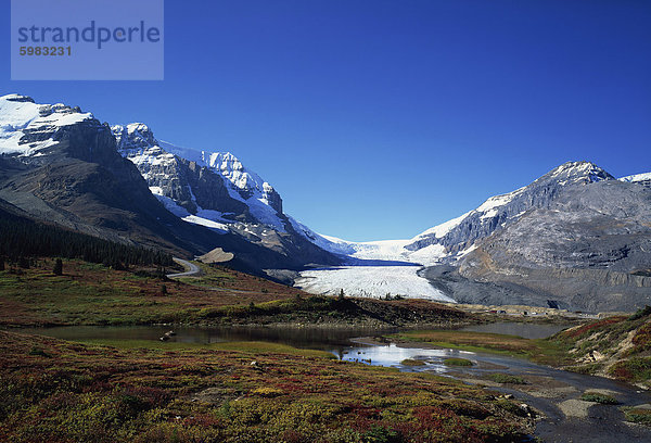 Landschaft der Sunwapta Lake und Athabasca-Gletscher im Jasper-Nationalpark in den Rocky Mountains  UNESCO World Heritage Site  Alberta  Kanada  Nordamerika