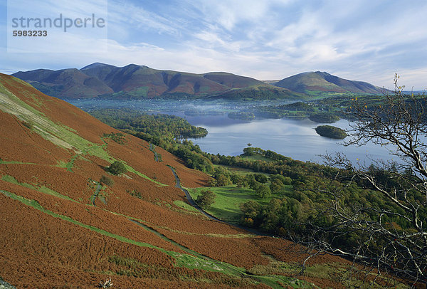 Der Stadt Keswick  neben Derwent Water  mit Skiddaw und Blencathra hinter  Seenplatte  Cumbria  England  Vereinigtes Königreich  Europa