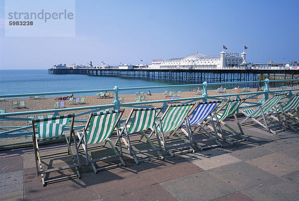 Liegestühle oberhalb des Strandes und der Palace Pier in Brighton  Sussex  England  Vereinigtes Königreich  Europa